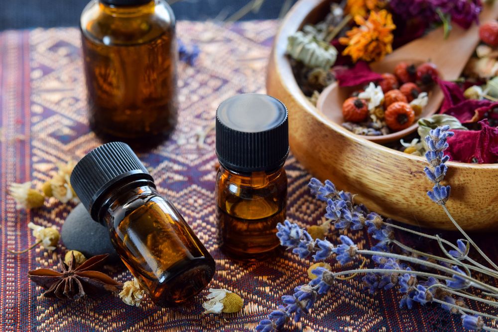 Huile essentielle dans un flacon en verre avec des décorations naturelles pour l'aromathérapie