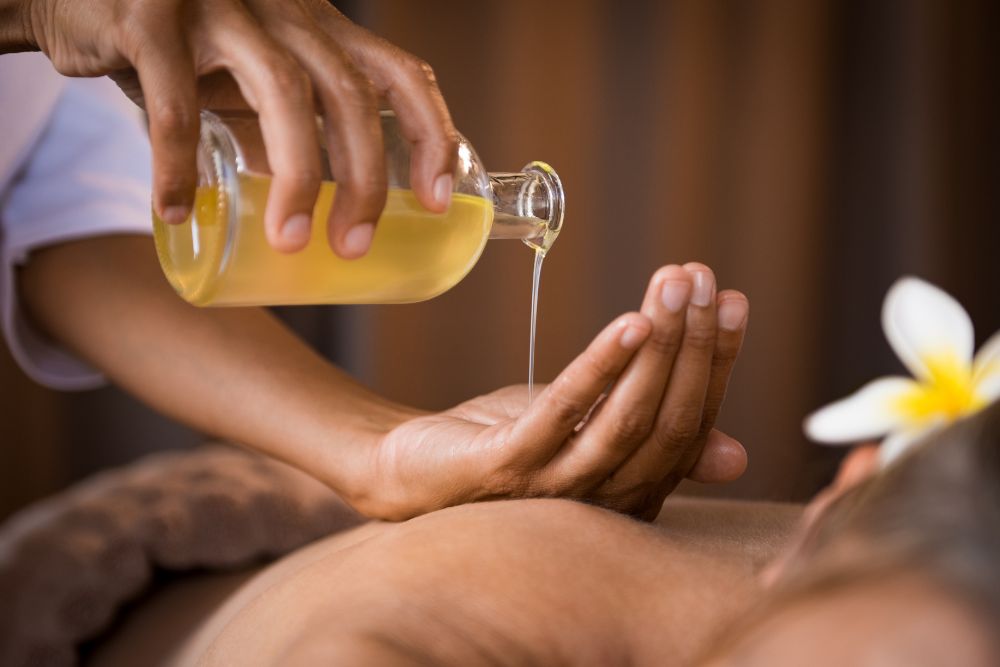 Bain relaxant à l'huile de citron avec des bougies pour l'aromathérapie