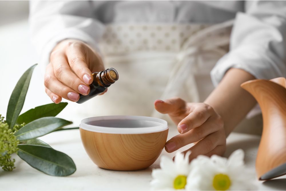 Femme pratiquant l'aromathérapie relaxante avec des huiles essentielles