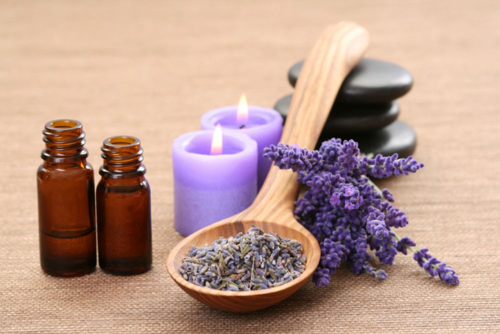 Mélanges aromathérapeutiques d'huiles essentielles dans des coupelles avec des fleurs