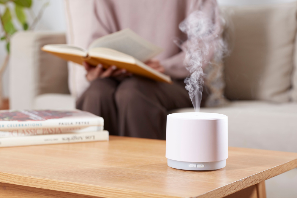 Utilisation d'un diffuseur avec une huile essentielle dans un intérieur paisible – un rituel naturel pour le bien-être