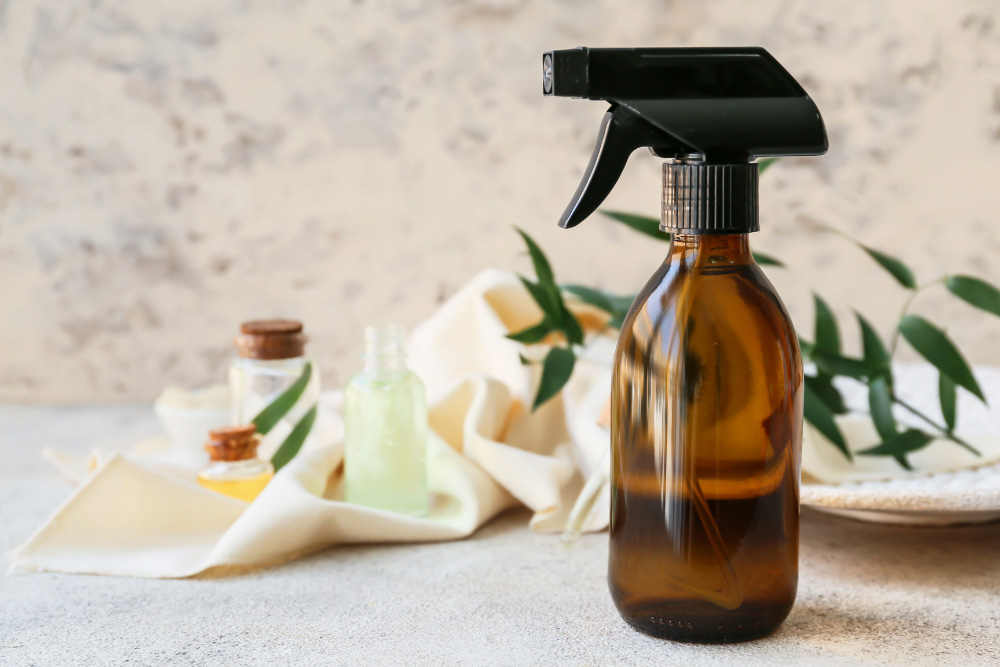 Vaporisateur aux huiles essentielles naturelles et aux fleurs pour préparer des mélanges parfumés maison.