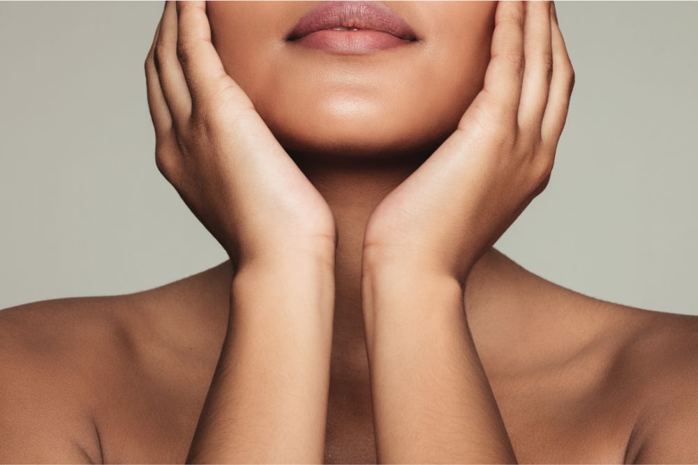 Femme à la peau nette – soins naturels à l'huile essentielle d'arbre à thé.