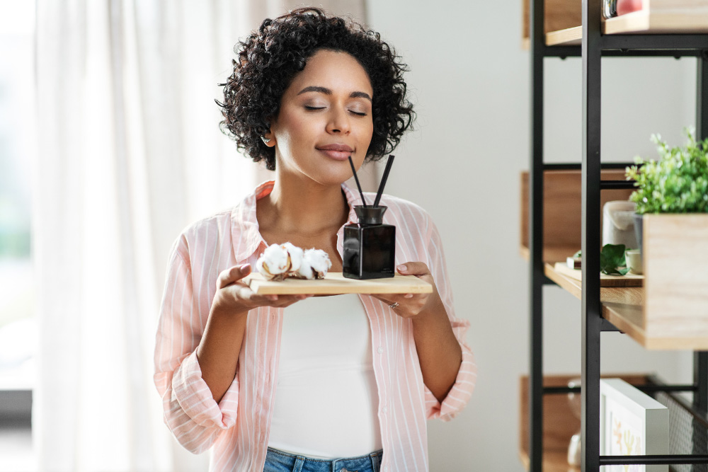 Une femme profite d'une atmosphère paisible avec le parfum naturel d'huiles essentielles.