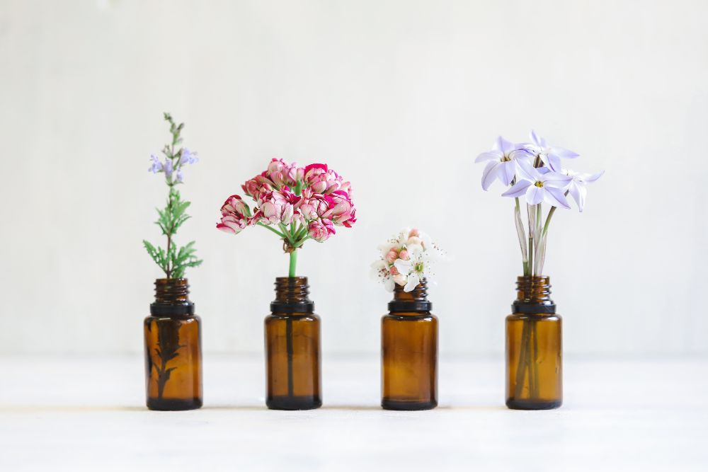 Différents types d'huiles essentielles – huile de lavande, de citron et de menthe avec des plantes fraîches