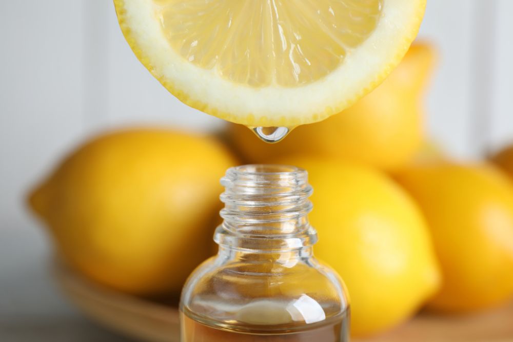 Jus de citron s'égouttant dans un flacon – les huiles d'agrumes peuvent être photosensibilisantes.