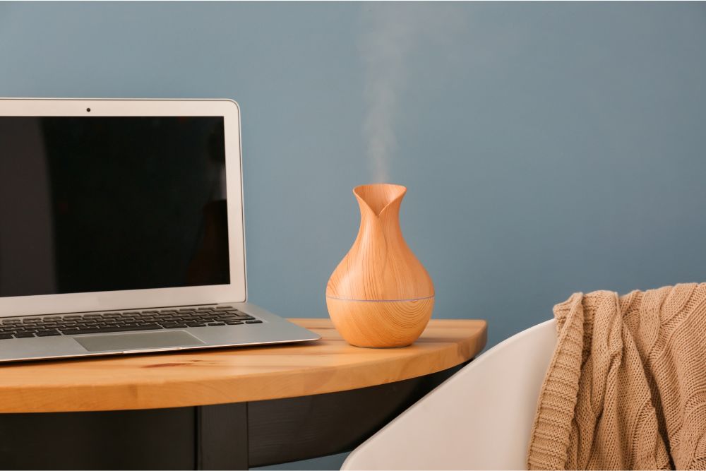 Diffuseur d'arômes avec des huiles essentielles pour un bureau agréable