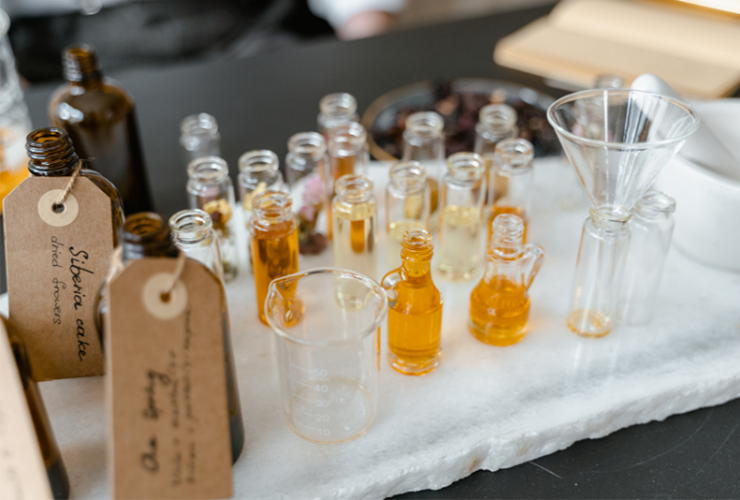 Échantillons d'huiles essentielles dans des flacons de laboratoire pour le contrôle qualité.
