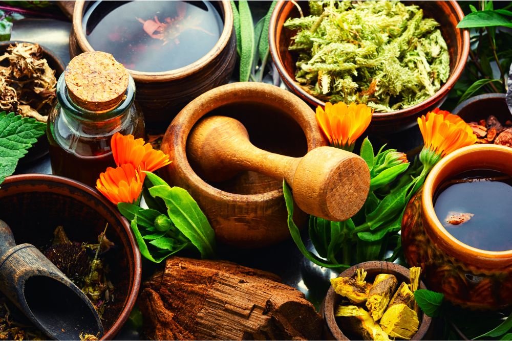 Récipient antique contenant des huiles parfumées et des épices, évoquant l'usage historique de l'aromathérapie