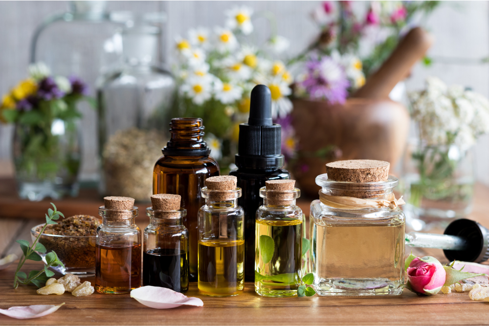 Flacon d'huile essentielle parmi des herbes fraîches – la force de la nature comme parfum délicat au quotidien