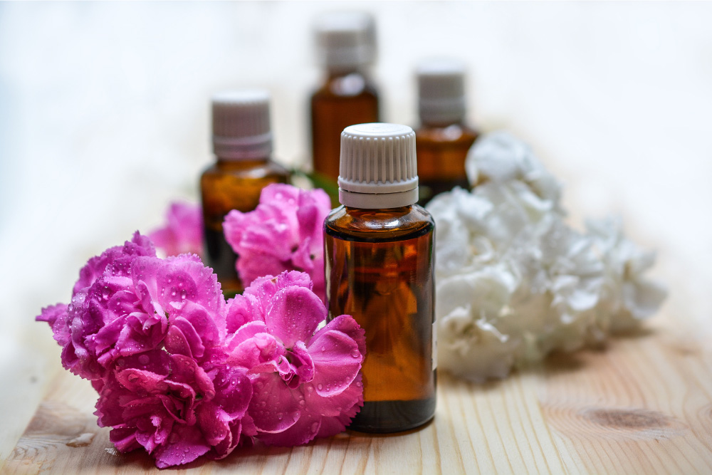 Huiles essentielles et fleurs utilisées en aromathérapie pour rafraîchir l'air de la maison