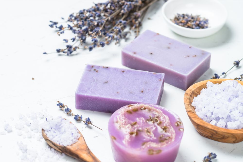 Savon violet à la lavande et cosmétique naturelle à l'huile essentielle – inspiration pour la fabrication maison.