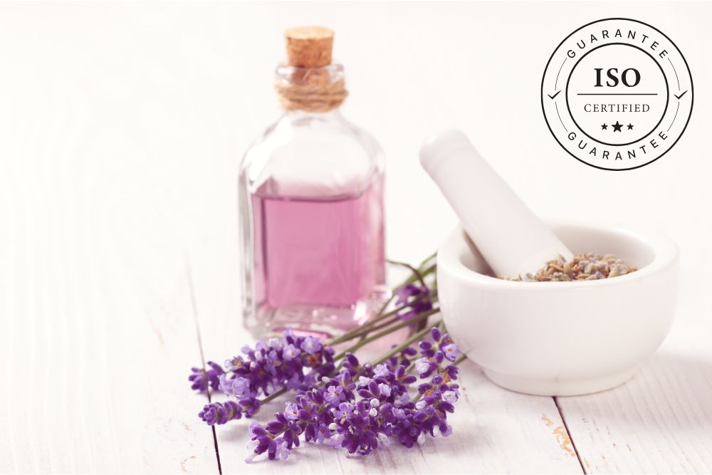 Huile essentielle avec de la lavande et le symbole de la certification ISO : un exemple d'attention portée à la qualité et à la pureté.