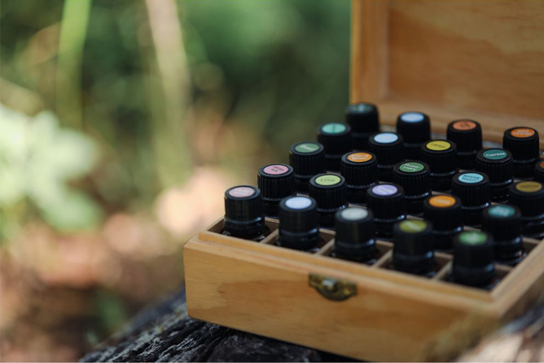 Bon stockage des huiles essentielles dans des flacons foncés protégés de la lumière et de la chaleur