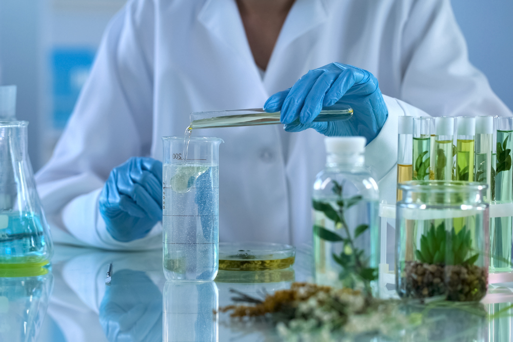 Une chercheuse analyse des huiles essentielles en laboratoire – recherche sur les substances naturelles et l'aromathérapie