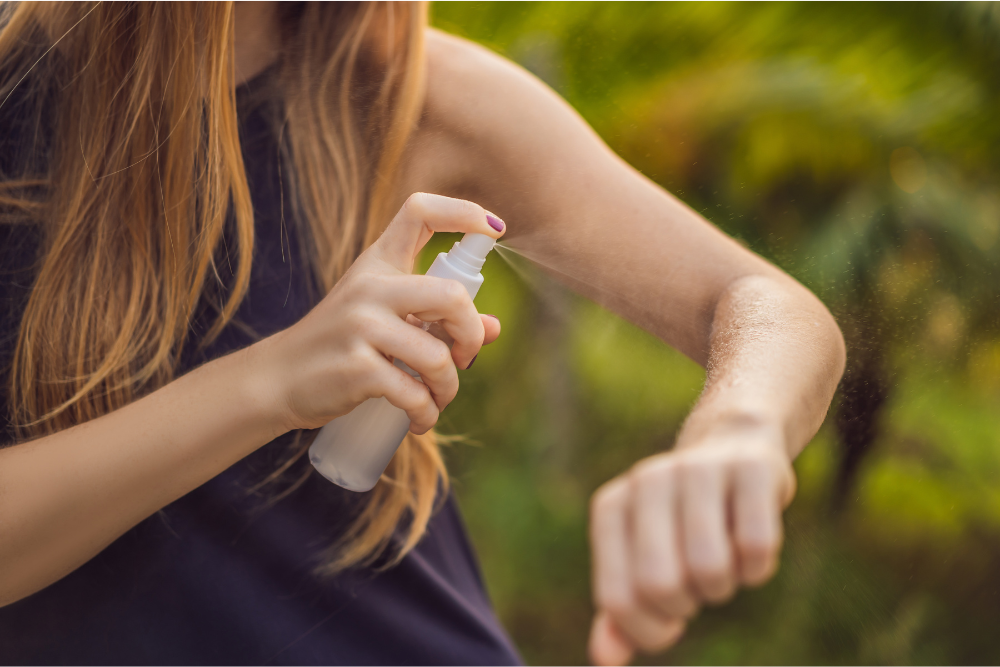 Application d'un spray naturel sur la peau – illustration d'une alternative douce aux répulsifs chimiques.