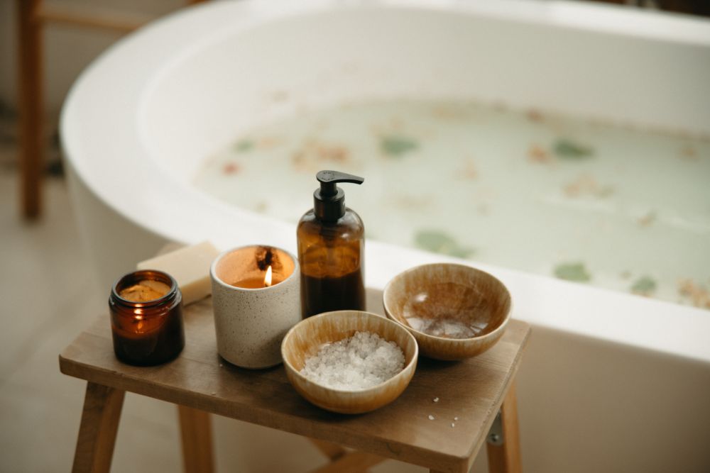 Bain relaxant avec des bougies et des huiles essentielles