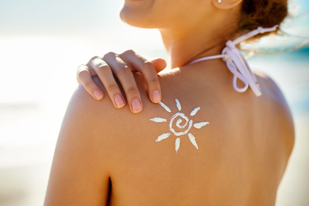 Soin de la peau en été à la plage