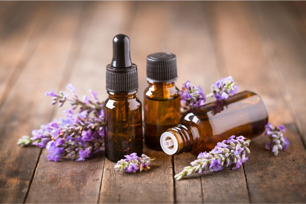 Flacons d'huile essentielle de lavande et fleurs de lavande sur une table en bois – cosmétique naturelle.