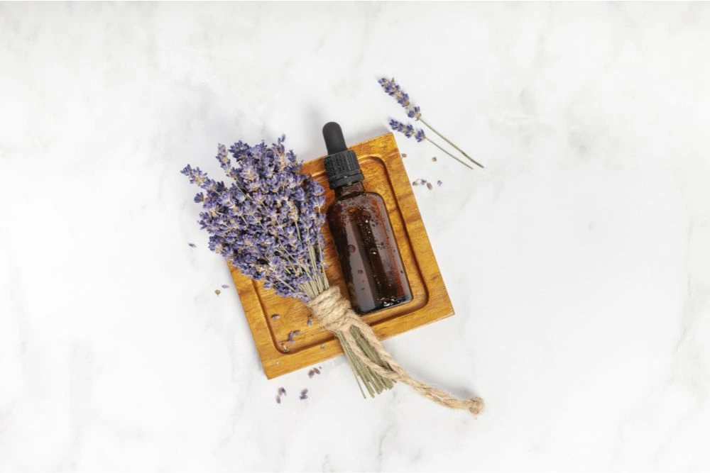 Une femme se détend avec des huiles essentielles parfumées