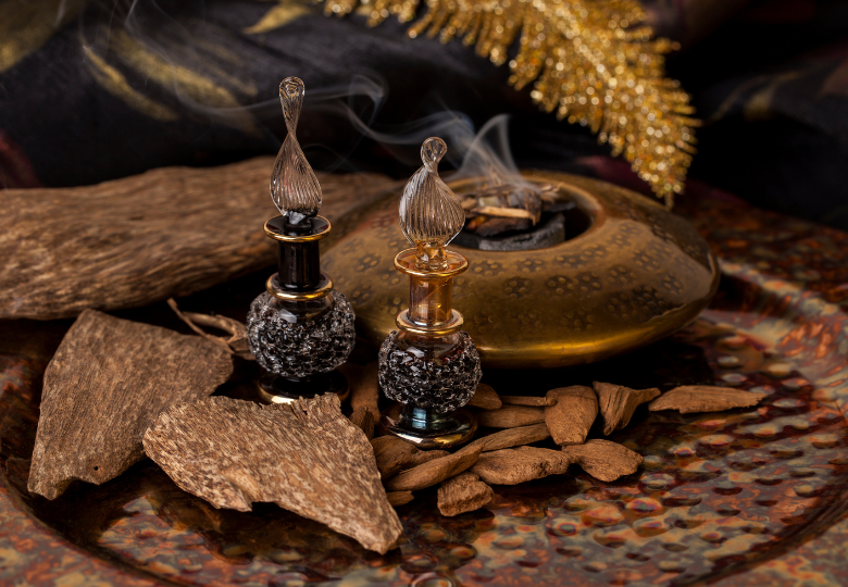 Objets rituels amérindiens traditionnels avec des huiles essentielles et des herbes sur une table en bois